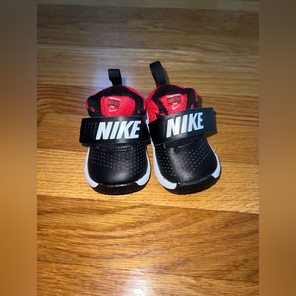 Nike team hustle D8 toddler shoe